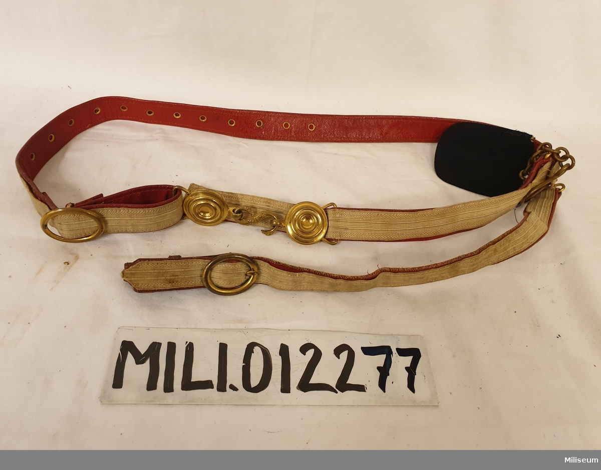 Sabelkoppel m/1881 av skinn och med redgarnsgalon.