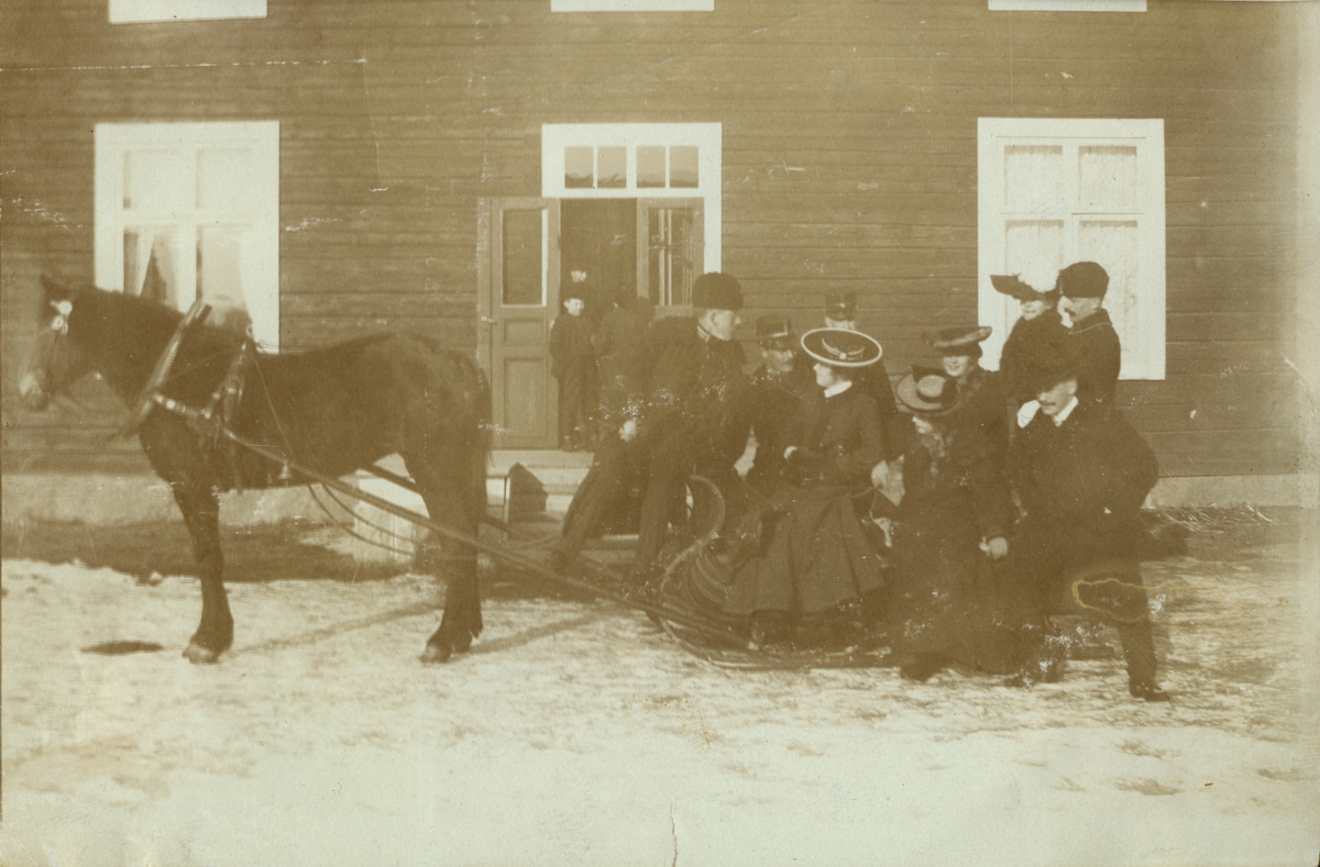 Text i fotoalbum: "Utanför "Nickebo" vintern 1904."