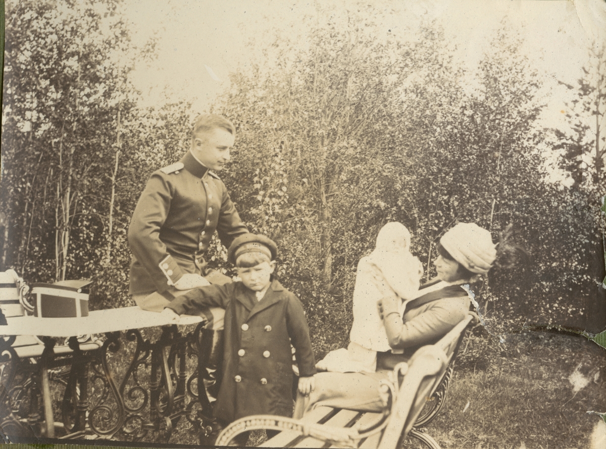 Fotoalbum innehållande bilder från 1898-1915 föreställande soldatliv bland annat vid Boden-Karlsborgs artilleriregemente A 8, utbildning vid Skjutskolan på Rosersberg och Krigshögskolan. Bland bilderna finns fotografier från olika fälttjänstövningar och även bilder med mer civila inslag.