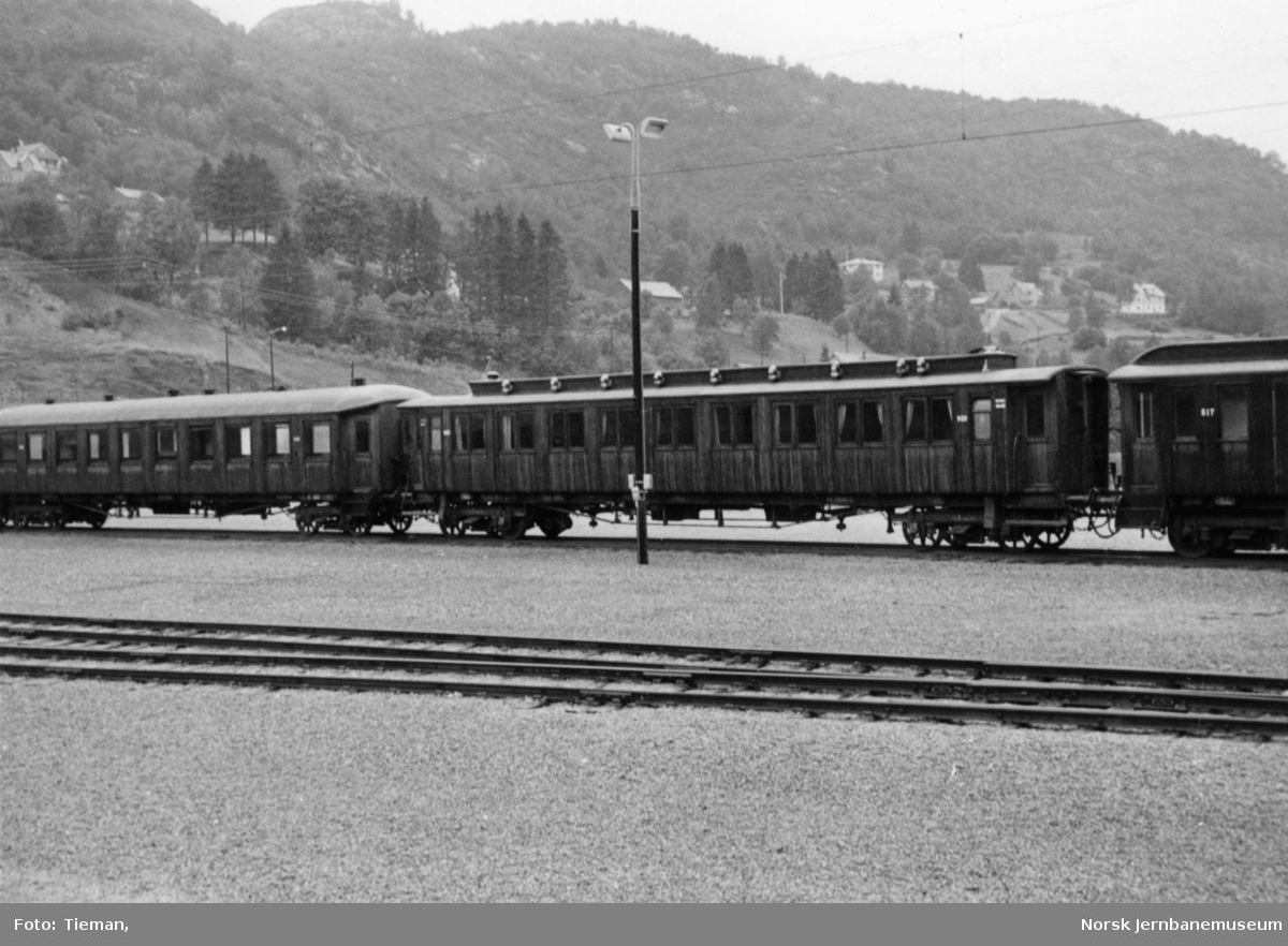 Hensatte personvogner på Arna stasjon. Fra venstre litra Bo4b type 2 nr. 968, Bo2a type 2 nr. 932 og DFo-22 type 3 nr. 517