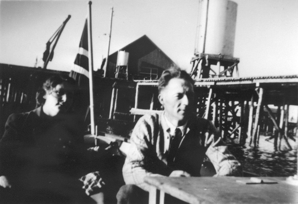 Gruppebilde. Andrea Refsnes og Johan Iversen i båt ved kaia på Nesna, cirka 1947. 