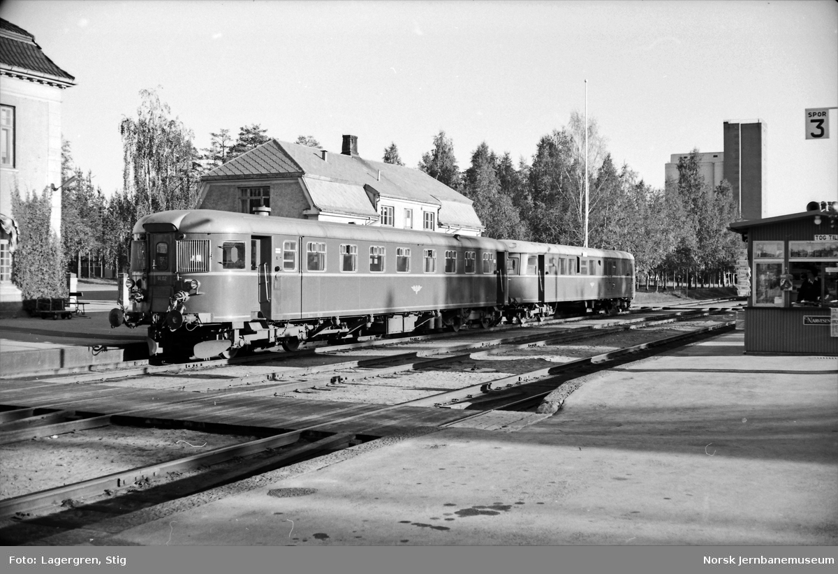 Dieselmotorvogn Bmdo 91 02 med styrevogn BDFox4a 86 65 med tog fra Kongsvinger på Elverum stasjon