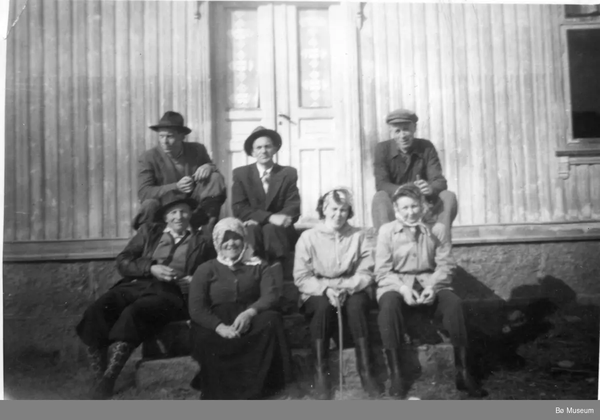 Sju ukjende personar fotografert på Jønneberg ein påskedag 1953