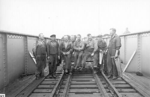 Snickarlaget på järnvägsbron sensommaren 1936 fr.v.  PERSSON Hilding, ANDERSSON Sture,  SVENSSON Lloyd, ANDERSSON Rudolf,  ANDERSSON Ragnar, LILJEDAHL Hjalmar,  OTTOSSON Gustav.