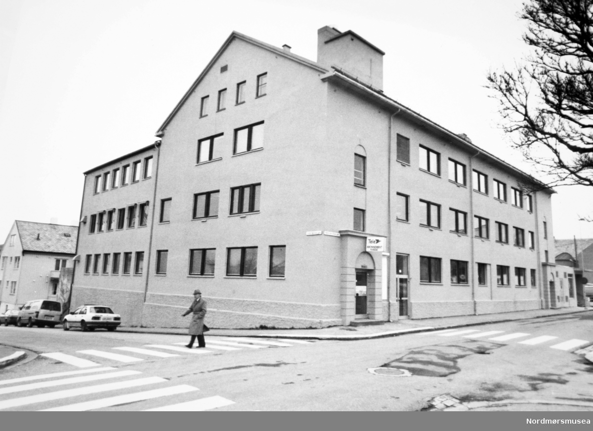 NAV Kristiansund den gangen det het "Arbeidskontoret" . Lars Hansen-gården vis-a-vis porten til Allanengen skole ble bygd på 1930-tallet. Nå er det boliger her (2020). Fr. Nansens gate ned bakken til venstre.   Bildet er fra avisa Tidens Krav sitt arkiv i tidsrommet 1970-1994. Nå i Nordmøre museums fotosamling.