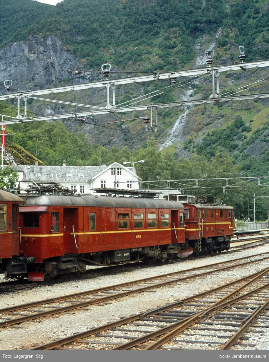 Elektrisk lokomotiv El 9 2062 og elektrisk motorvogn Bmeo 64 07 på Flåm stasjon