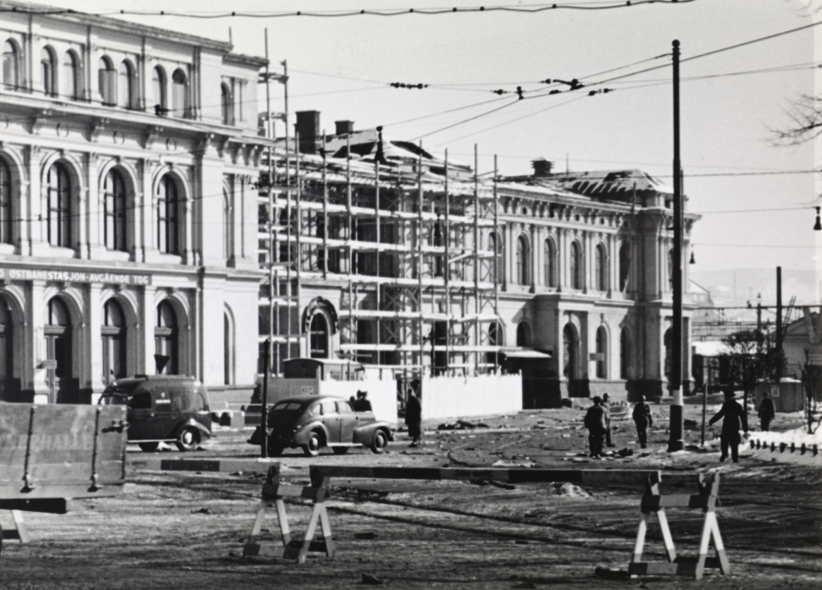 Reparasjon av Oslo Østbanestasjon etter sabotasjeaksjon 14. mai i 1942