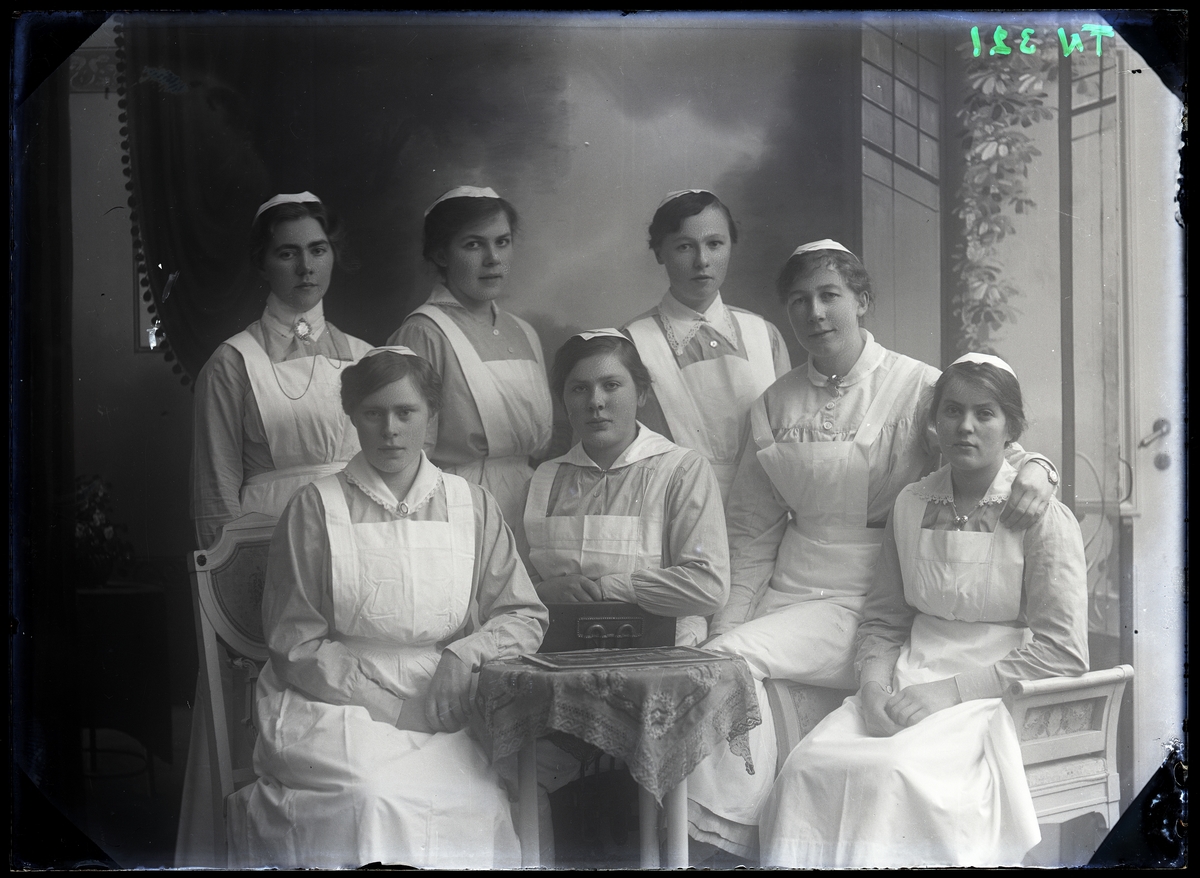 Enligt senare noteringar: "Ateljéfoto sju sjuksköterskor klädda i sköterskedräkt."