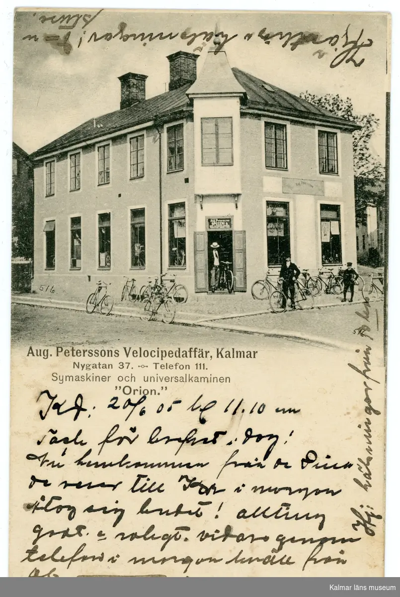 Motiv med cyklar (velocipeder) och cykliset på trottoaren framför Aug. Peterssons Velocipedaffär i Kalmar.