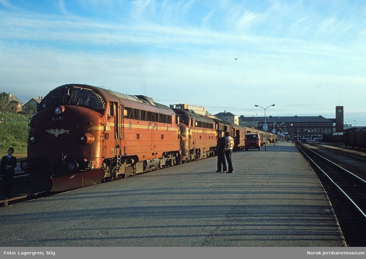 Diesellokomotiv Di 3 620 og 625 med nattoget til Trondheim før avgang fra  Bodø stasjon