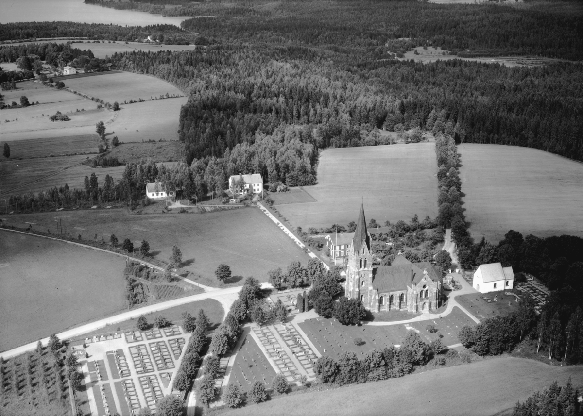 Flygfoto över Norra Solberga kyrka i Nässjö kommun, Jönköpings län. 1191/1962