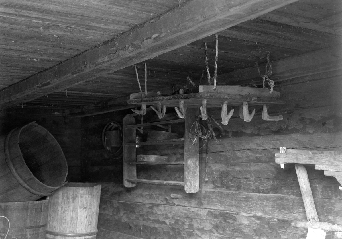 Motiv från gården Spakarp i Svinhult socken. Bilden visar ett så kallat gälle för råttsäker upphängning av kött i en av gårdens bodar.