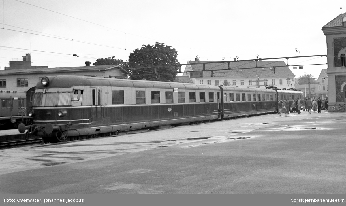 "SØRLANDSEKSPRESSEN", til Oslo V, tog 72, med elektrisk motorvognsett type 6, senere type 66, på Kristiansand stasjon. Elektrisk motorvogn litra CFmeo 6 nr. 18535, mellomvogn litra Co3e nr. 18822 og styrevogn CEo3c nr. 18620 (nærmest)
