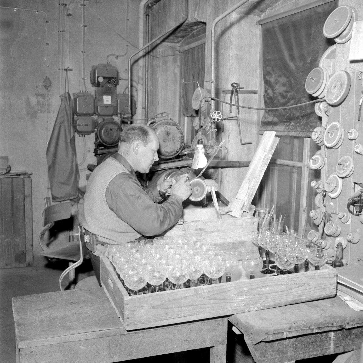 Glasslipare Gerhold Kessmeier i koncentrerat ögonblick på sitt arbete vid Reijmyre glasbruk.