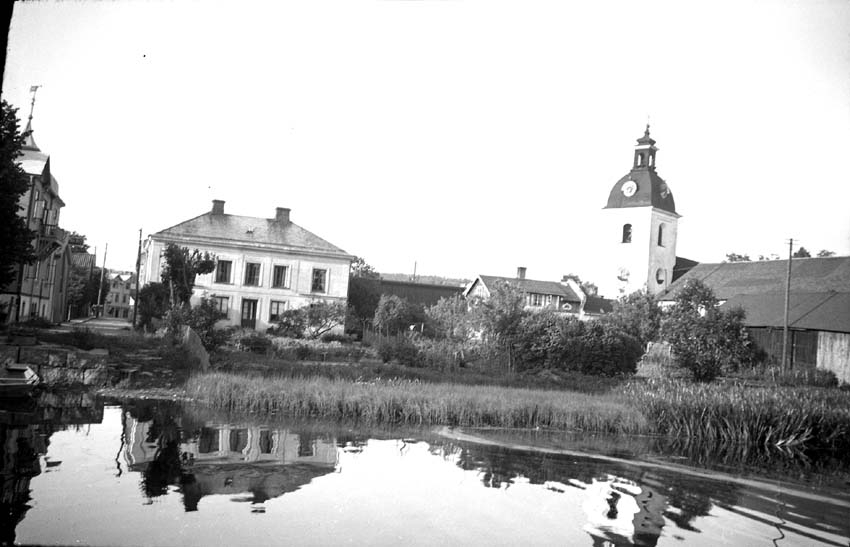 Samhälle och kyrka i anslutning till en sjö