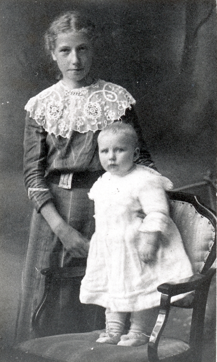 Atelierportrett av Kristine Pedersen 13 år med sin søsterdatter Lilly. Torsken 1914.