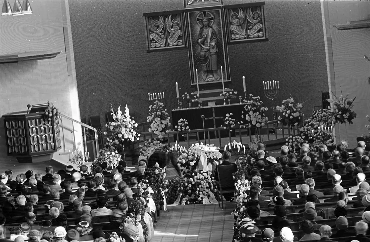 "September 1958"."Oksviks gravferd".Begravelsen til Olav Oksviks f.07.05.1887 d.16.09.1958..Oksvik var både stortingsmann, statsråd og fylkesmann. .Begravelsen ble holdt på statens regning. Det er flagg på kista.