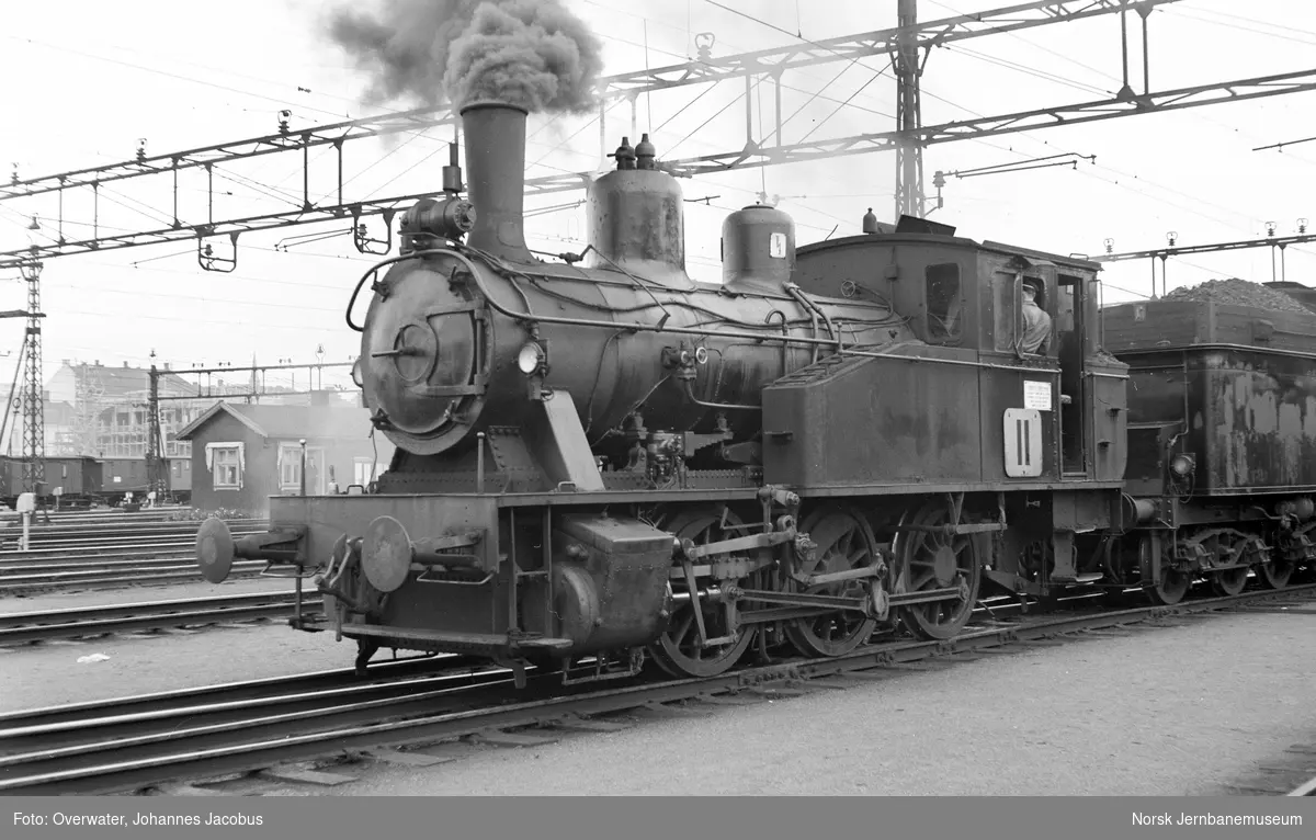 Damplokomotiv type 23b i skiftetjeneste på Oslo Østbanestasjon. Lokomotivet er i tjeneste nr. 11 "Maler'n"
