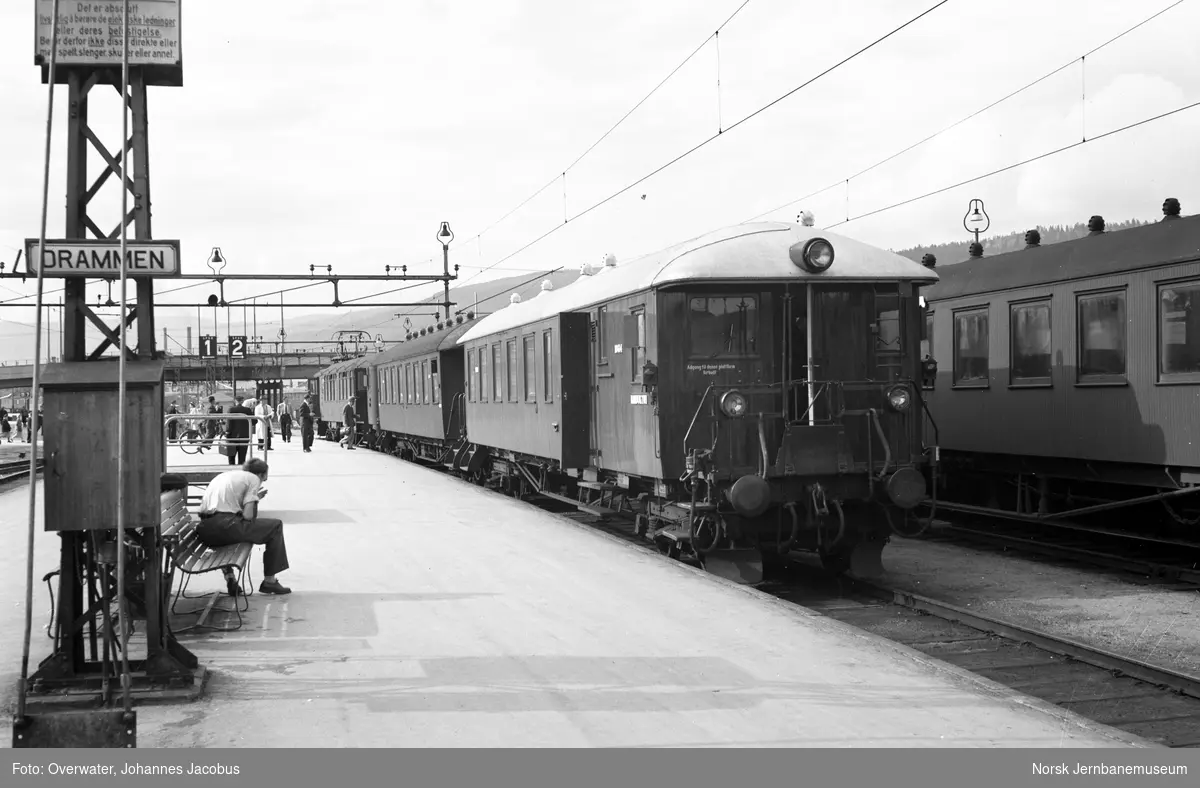 Elektrisk motorvogn litra Cmeo 102 nr. 18504, mellomvogn Co4c nr. 18810 og styrevogn CDFo4b type 1 nr. 18614 med persontog på Drammen stasjon.