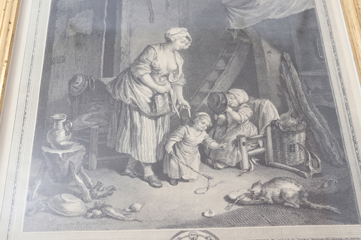 Kobberstikk i forgylt ramme. Sort hvitt tegning av scene fra et kjøkken med en kvinne og to barn.