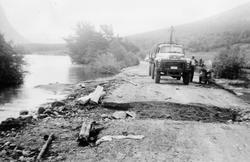 Vegbrot etter flaumen i 1958. Skjåk Almenning sin tømmerbil 