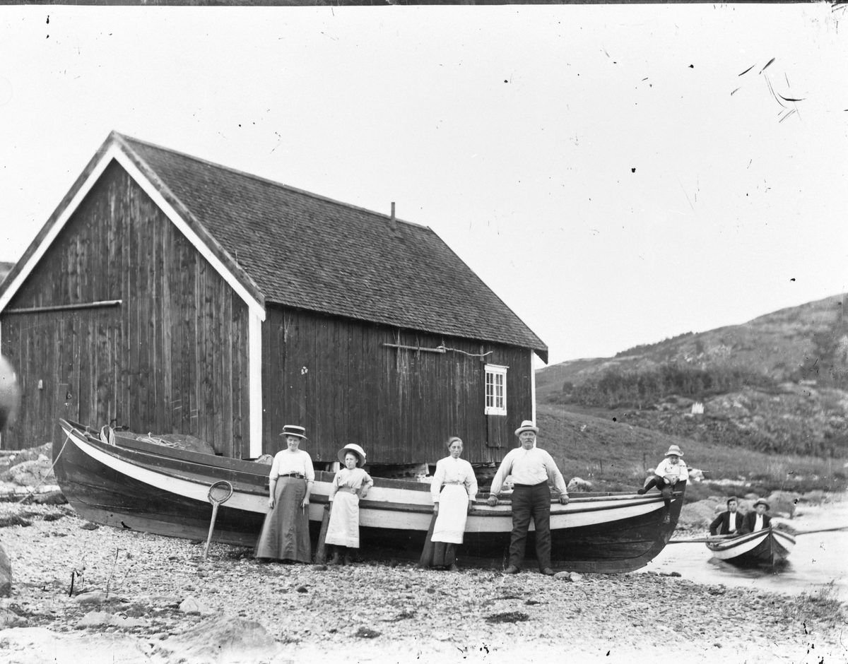 Johan Dalen med familie og båter, Mølnargården, Bjugn