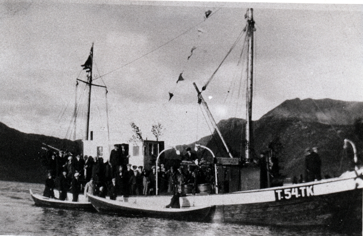 M/K  "Varangerfjord" T 54 TK med bryllupsgjester. Torsken 22.08.1928