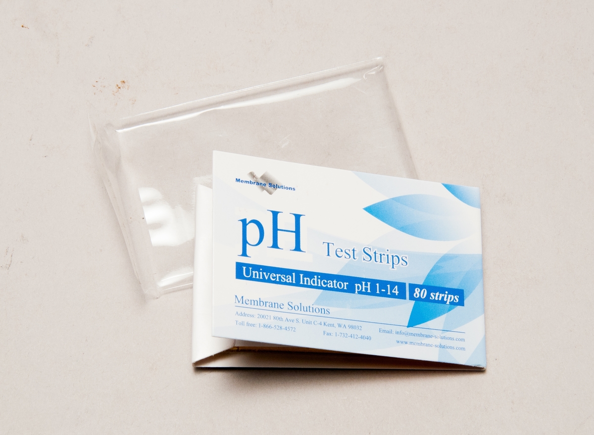 Testpapper för pH-mätning, förpackning med 80 st indikatorer pH 1-14. Tillverkare Membrane Solutions, Kent, WA. Förvaras kallt och mörkt.