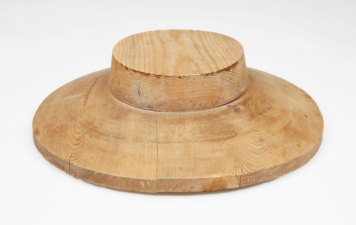 Hatteblokk av tre for hatt med lav pull og bred brem