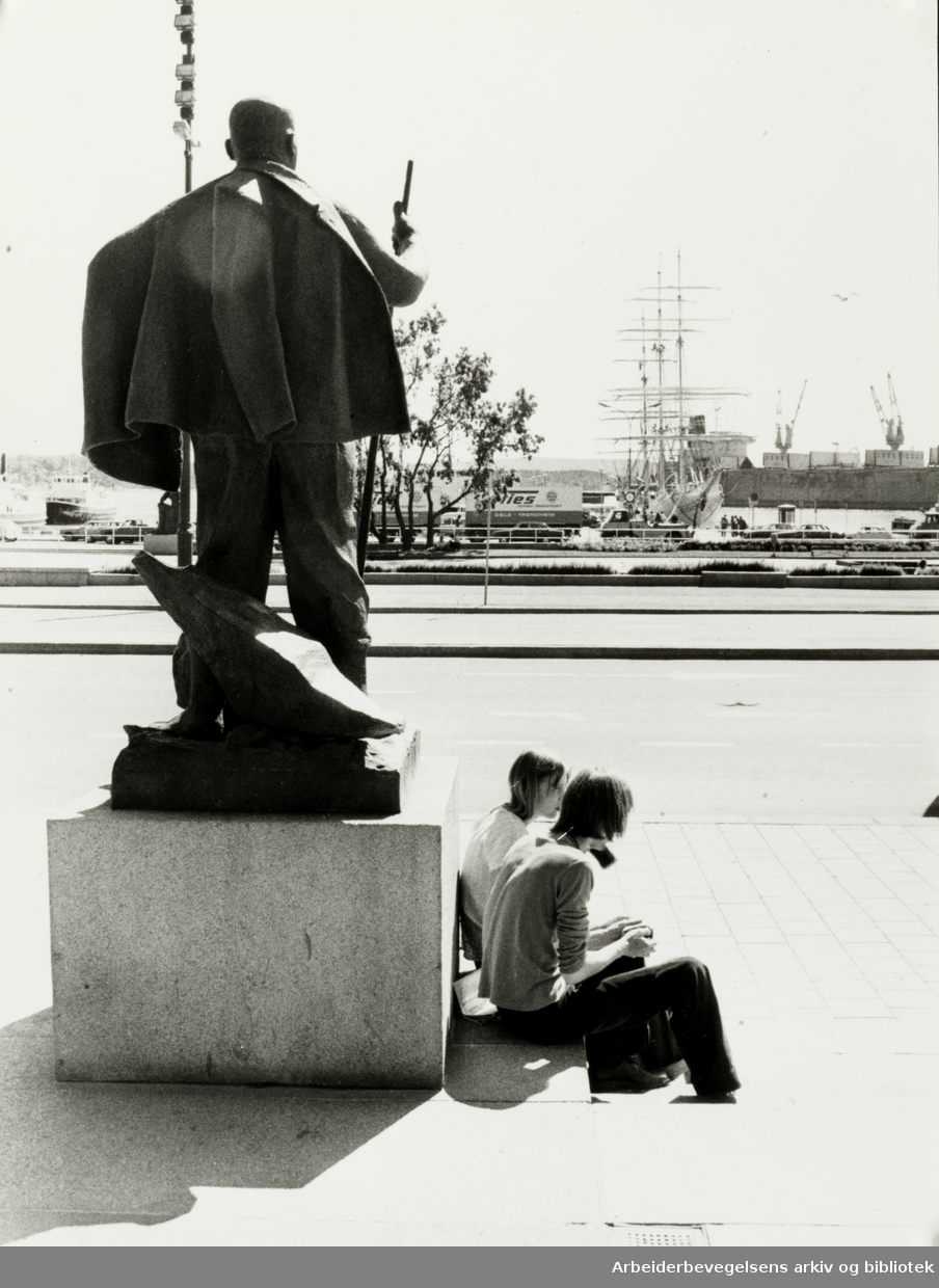 Rådhusplassen. Skulptur laget av Per Palle Storm. 28. juni 1977