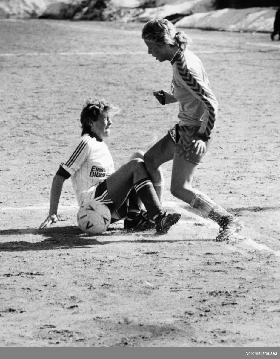 Fotballkamp. Bildet er fra avisa Tidens Krav sitt arkiv i tidsrommet 1970-1994. Nå i Nordmøre museums fotosamling.