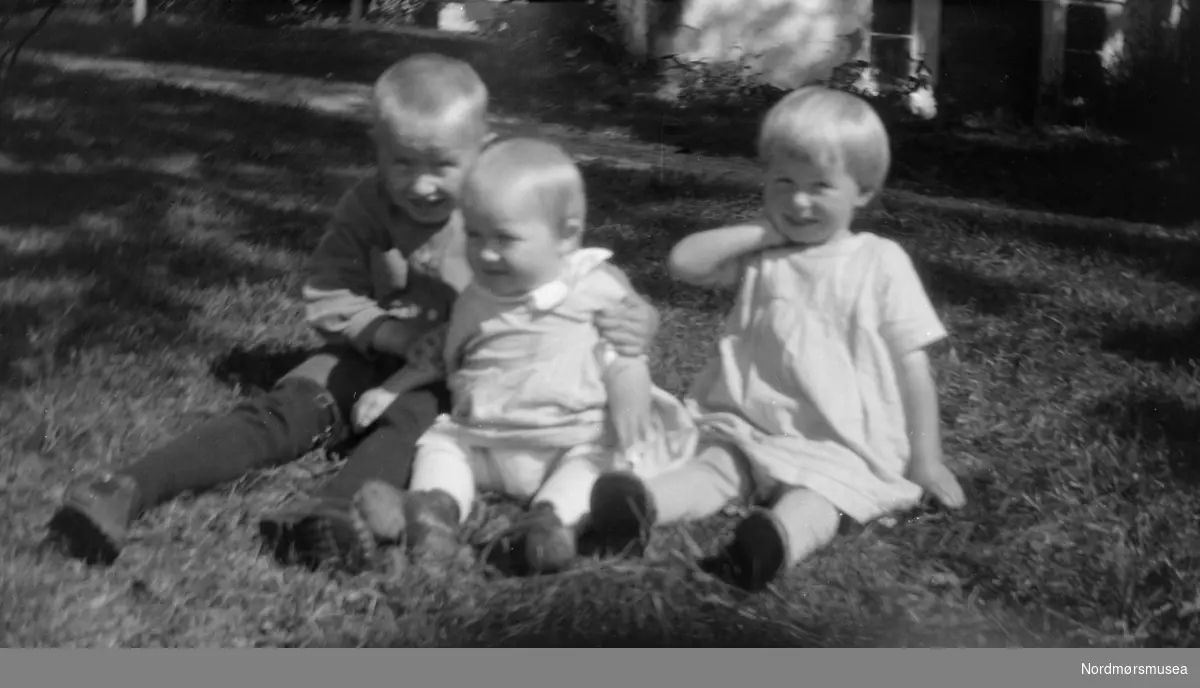 Foto av tre små barn. Fra en samling av Ida Staurseth Mittet. Fra Nordmøre museums fotosamlinger.