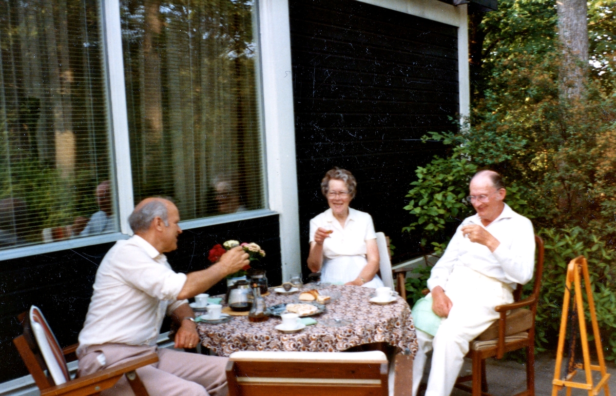Utomhusfika hos Inga och Alve på Nordgårdsvägen år 1983. Från vänster: Alve Brandin, Anni Thalinsson samt Ragnar Thalinsson. Ragnar och Anni ägde gården Hultet som också var Ragnars föräldrahem.