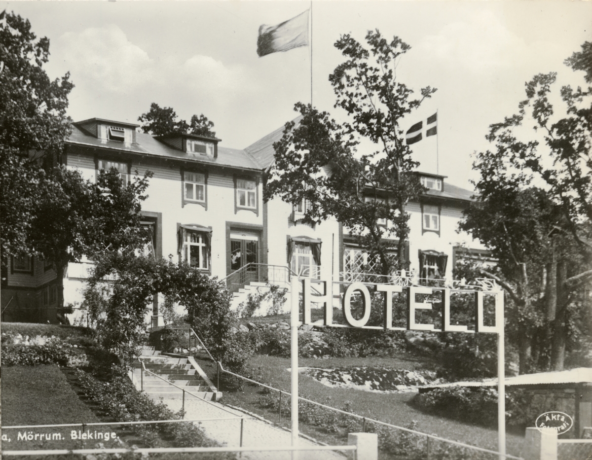 Text i fotoalbum: "Med kårint till Karlshamns so". På bild Hotell Valhalla i Mörrum.