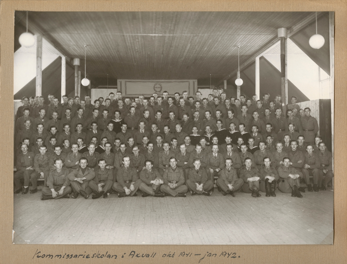 Text i fotoalbum: "Komissarieskolan i Axvall okt 1941 - jan 1942".