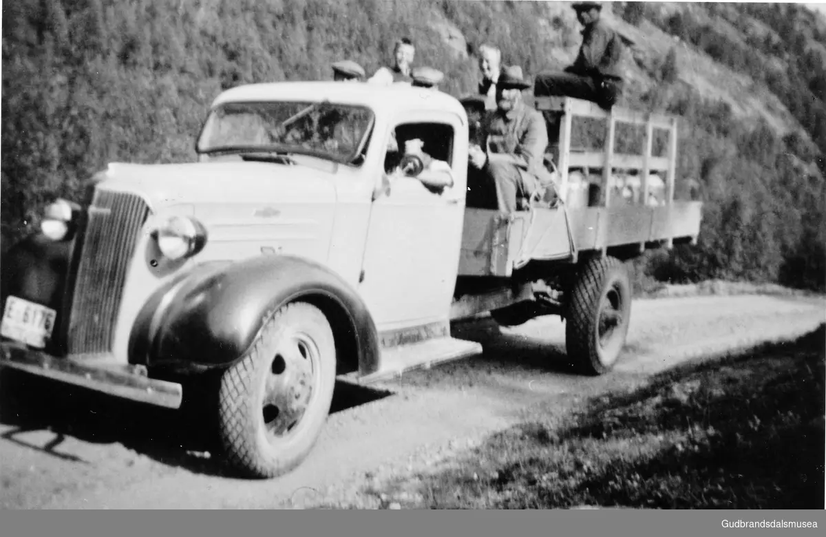Mjølkebilen på Netosetra i 1930-åra.  
Olav Holø (f. 1907) er sjåfør og Jo Haugen sit på lasteplanet