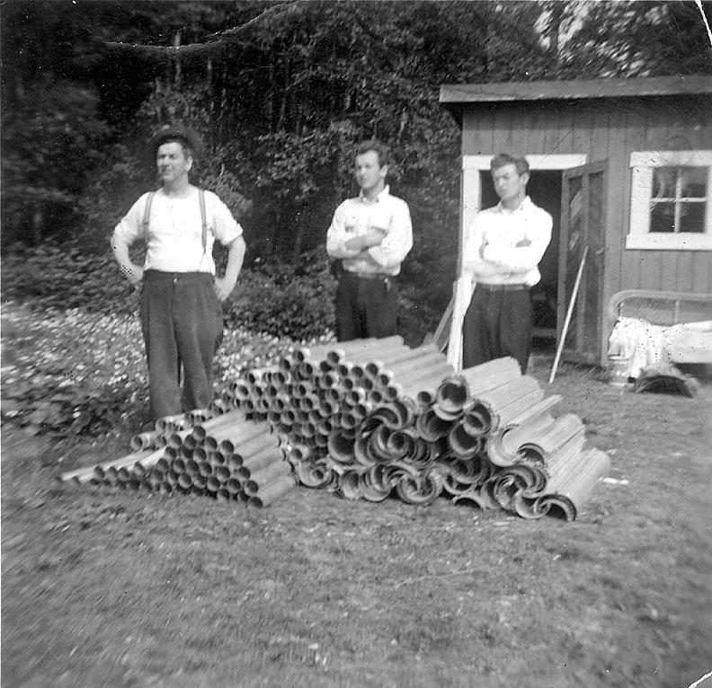 Takrennearbeid. Karl Magnus Karlsen med sine to sønner ute på jobb, ca. 1950.