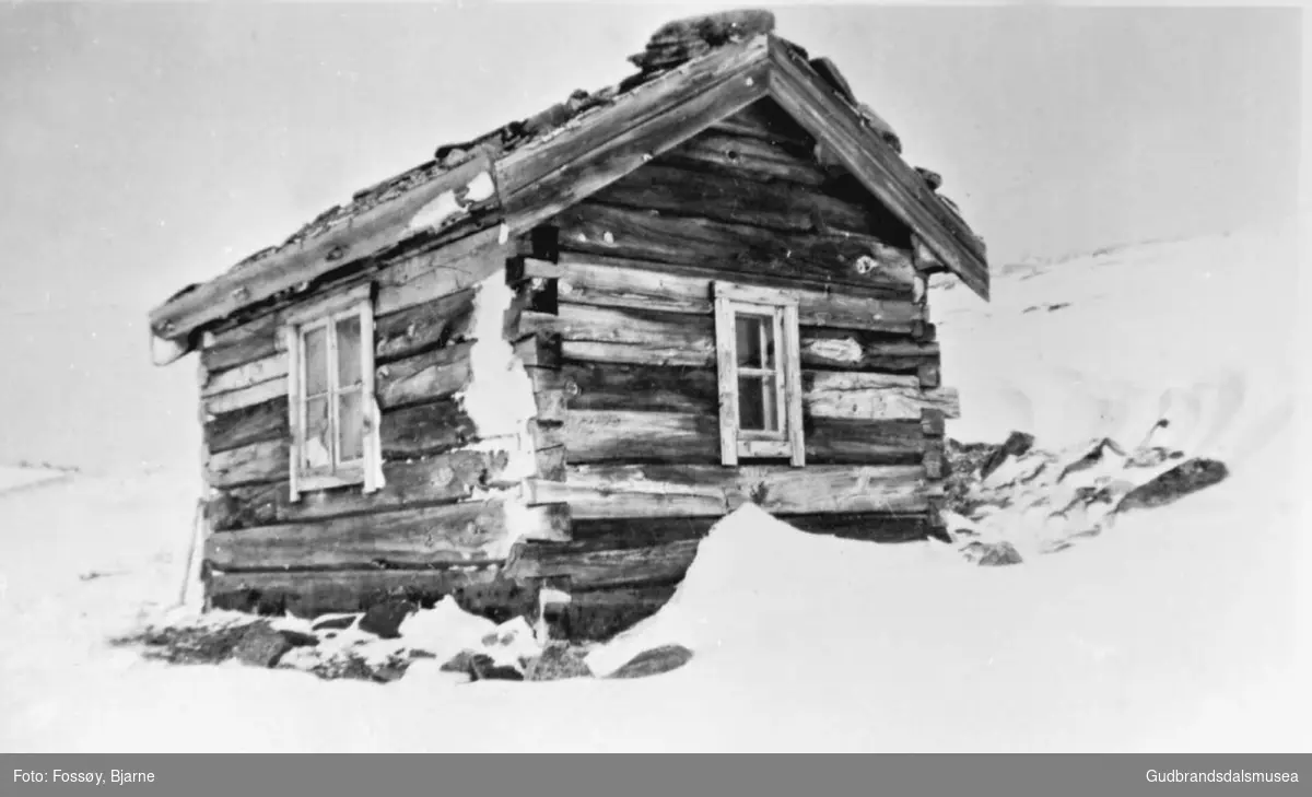 Den gamle hytta i Herrahøe, Asbjørnsdalen, vinter, fjellandskap ...