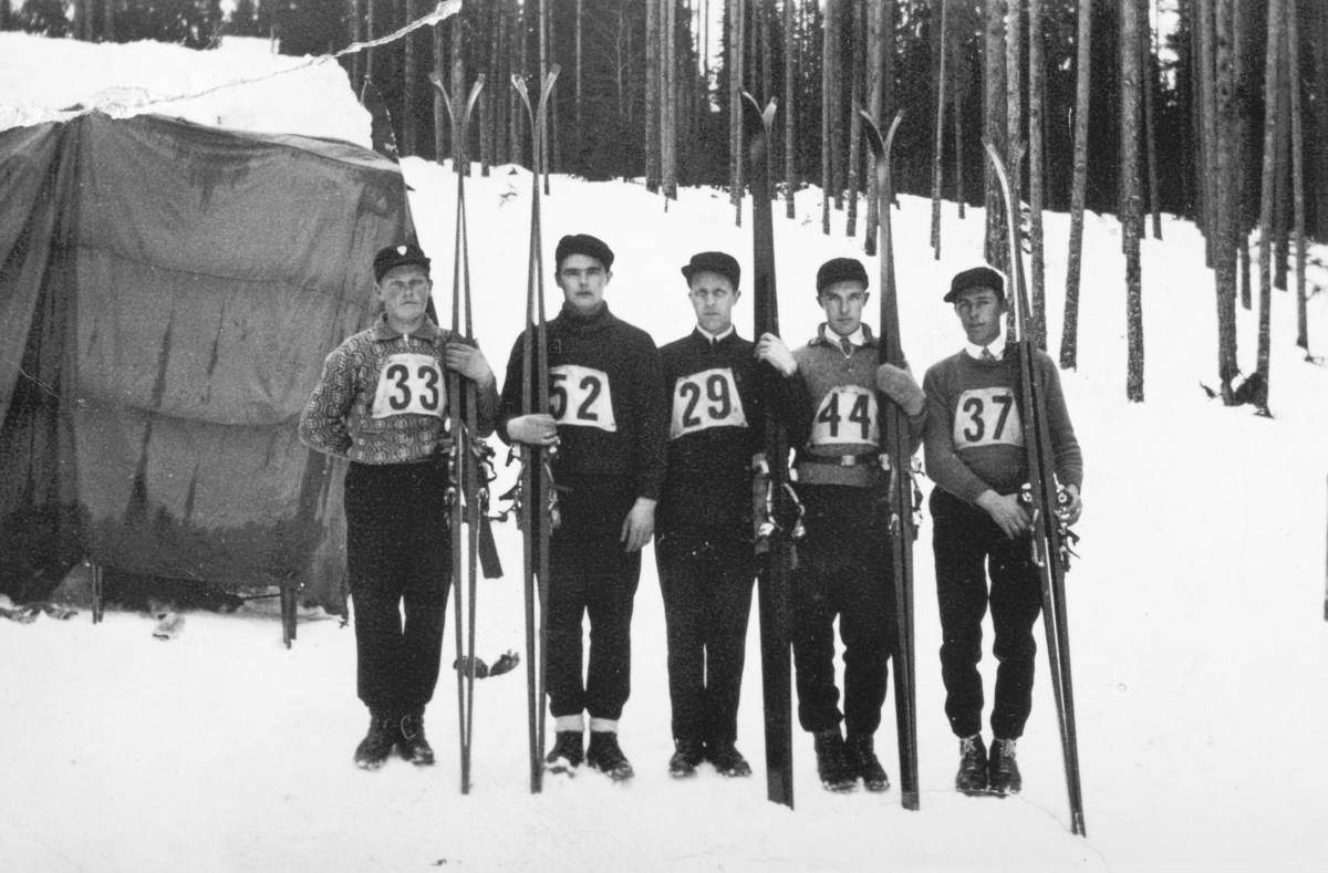 Løten Skiløperforening, skihoppere. Ludvig Røgeberg, Ole Bronken, Petter Oppegård, Kåre Hagen, Johs. Knutsen