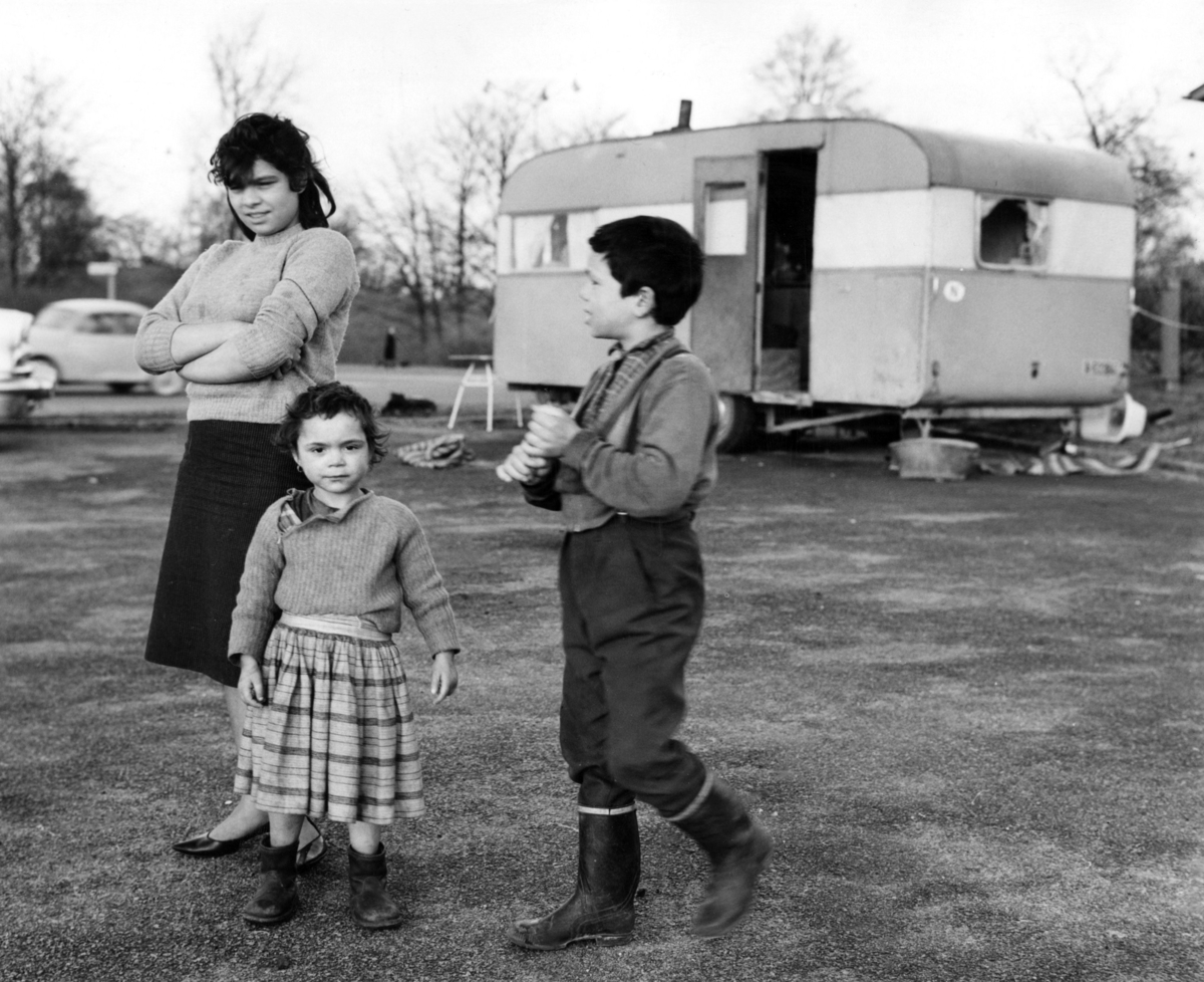 Romer framför en vagn på Bulltoftavägen i Malmö 
1964. Boendestandarden bland svenska romer var under 1900-talets första hälft mycket varierande. Familjer som hade det bättre ställt kunde äga flera tält, medan fattigare familjer enbart hade ett tält. Man sov då där marken var minst lerig. Under 1940-talet förbättrades levnadsstandarden och flera svensk-romska familjer specialbeställde nu bostadsvagnar.