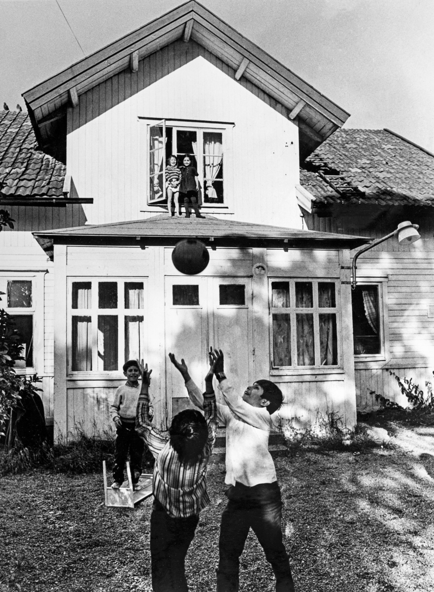 En sommar under 1960-talet bosätter sig en finsk-romsk familj, tre vuxna och sju barn, i ett tvåmanstält utanför kulturhuset i Tungelsta. Huset disponerades av Västerhaninge teaterförening och de lät familjen flytta in i huset.