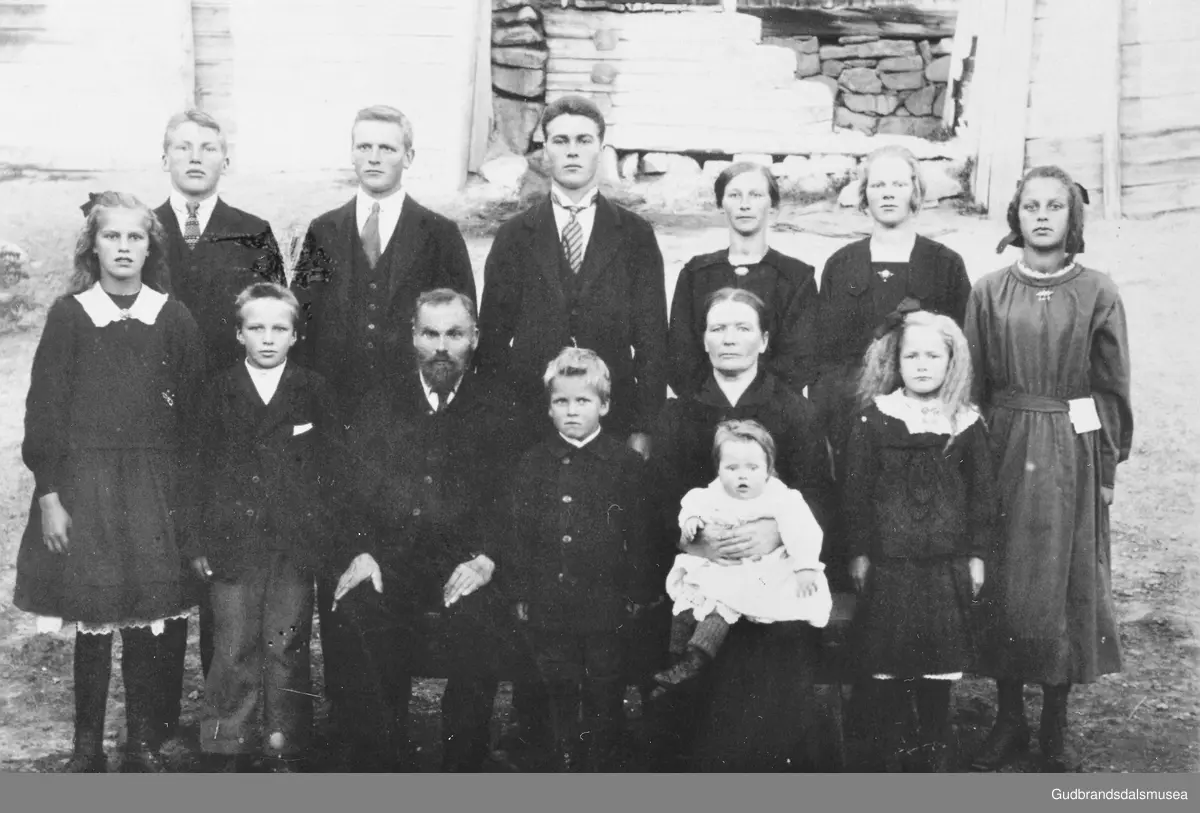 Anderas Kolstad, Vange, (f. 1867) med familie Gudbrandsdalsmusea AS / DigitaltMuseum