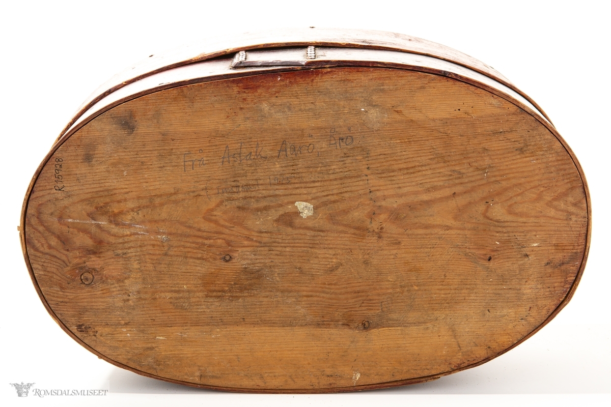 Oval, sveipet sponeske med rett avskårne sponender som er sydd sammen med to tægersømmer.