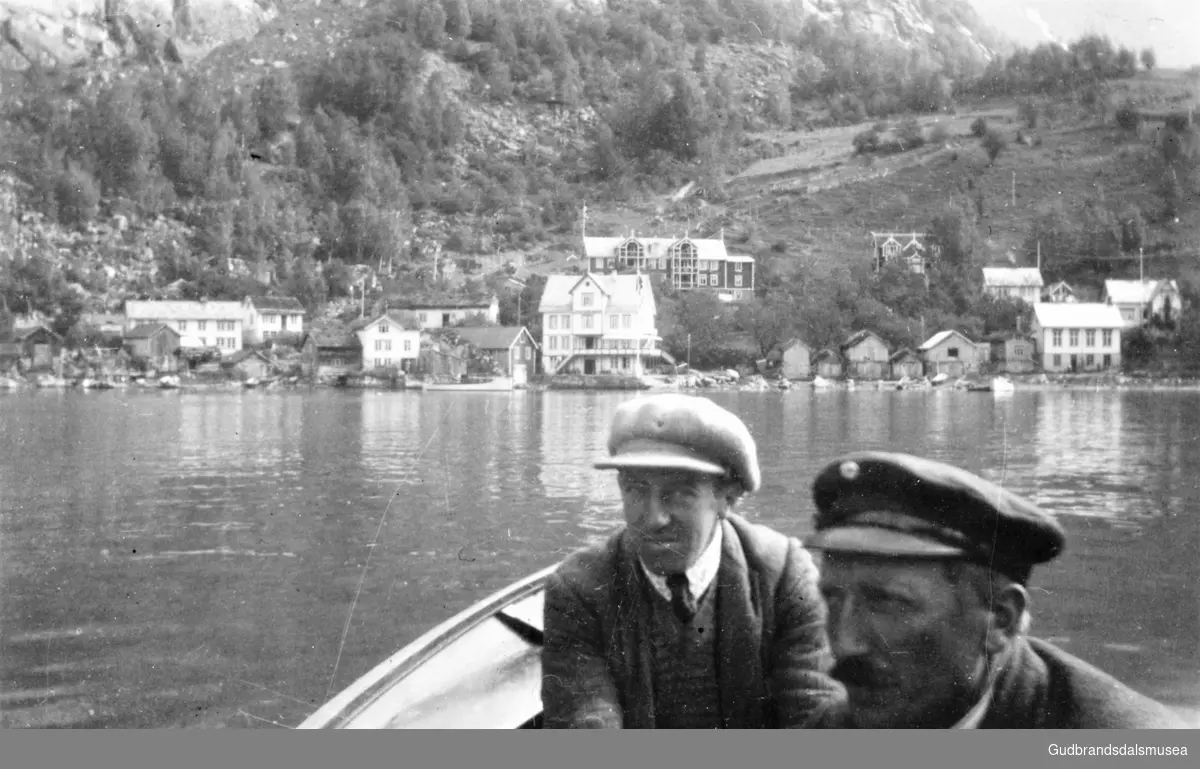 T.h.: Ole Skamsar (f.1890) i båt i Geiranger