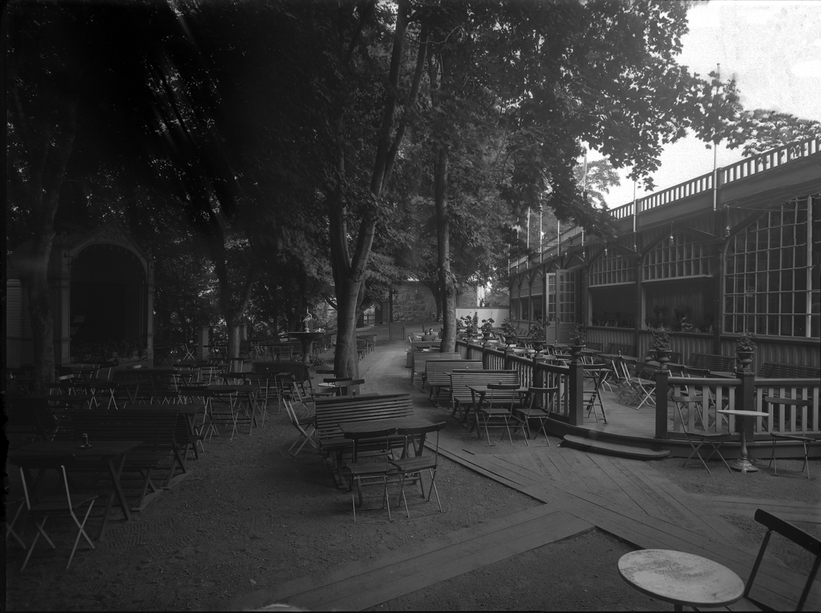 Teatervallen i Kalmar 1929. Som synes är bilden en trasig glasplåt. Bild två visar samma bild efter enklare digital retusch.