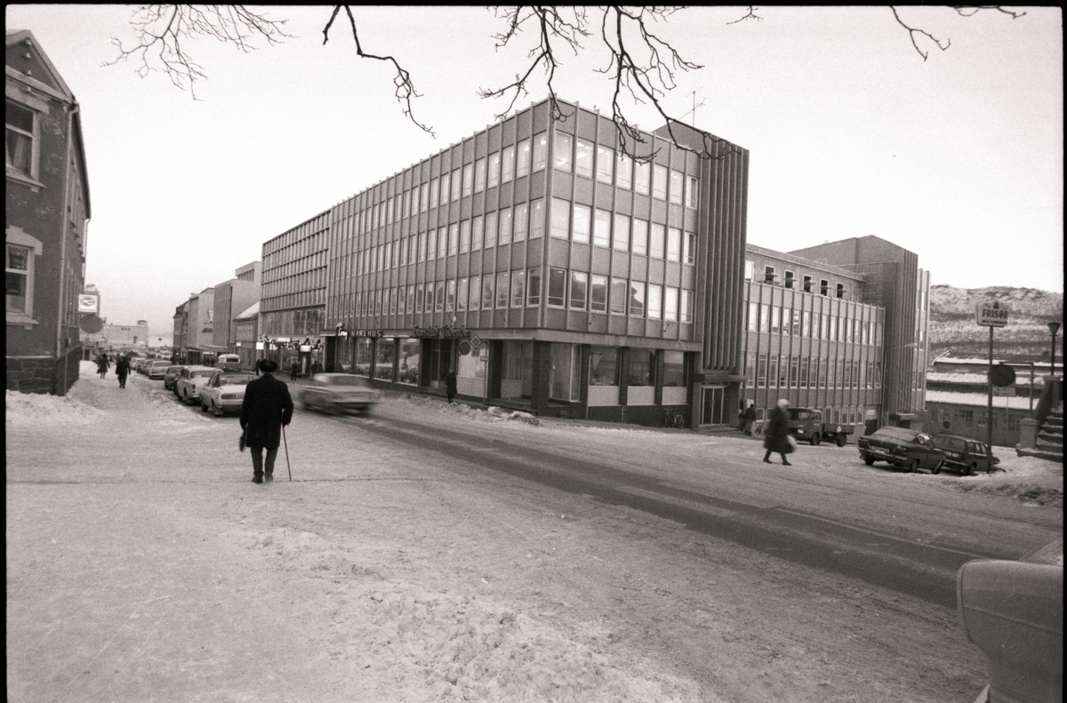 Trafikk og bebyggelse i Storgata i Harstad.