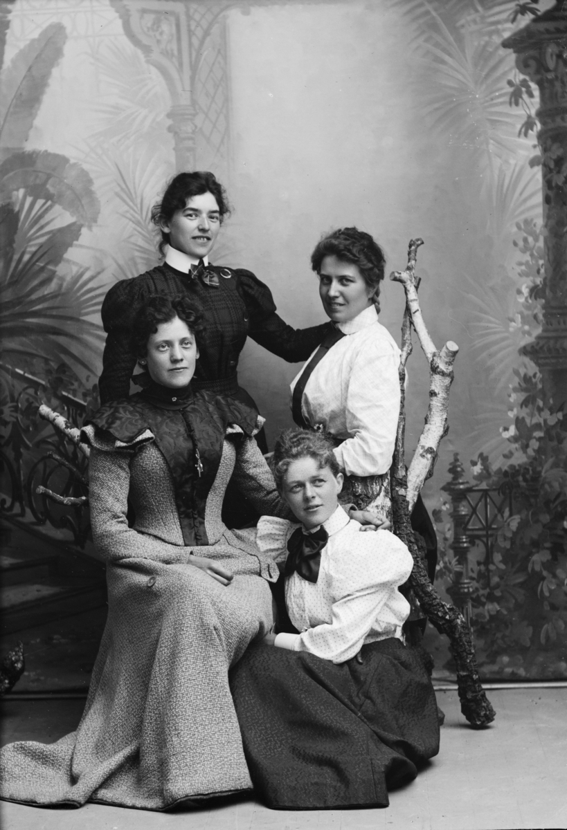 Portrett med fire kvinner.