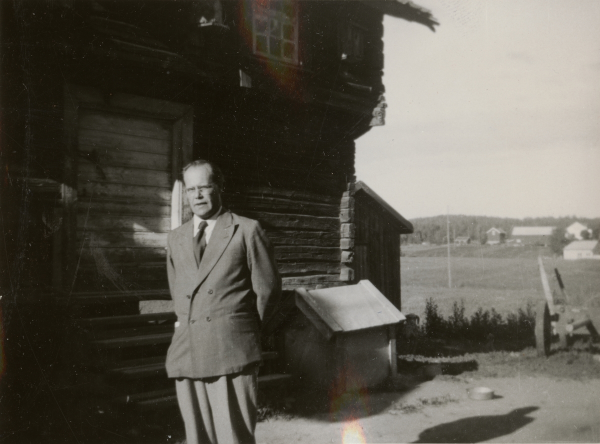 Text i fotoalbum: "Brigfälttjänstövning hösten 1950. Kyrkoherden Ängquist i Töckfors".