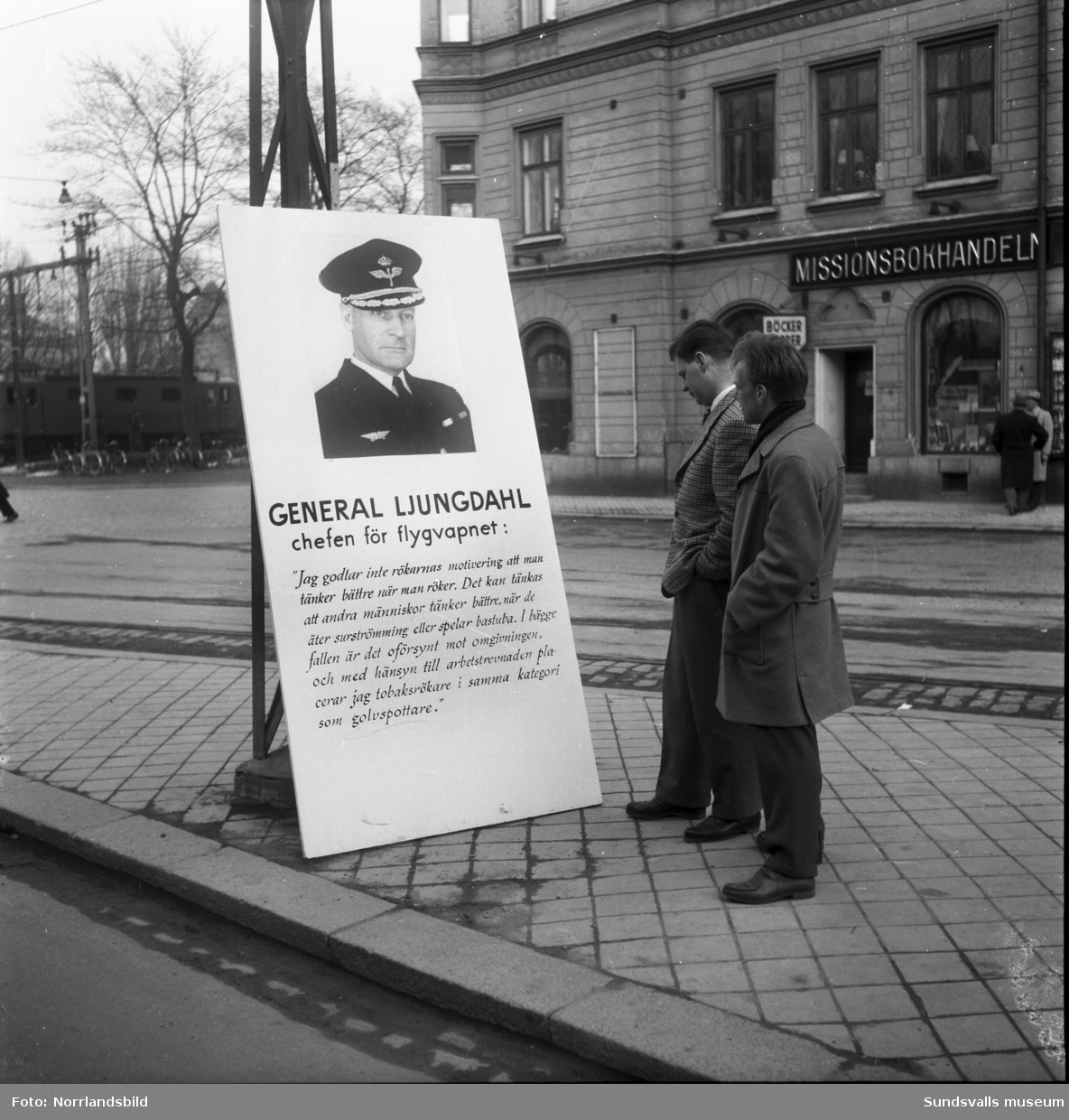 General Ljungdahl, flygvapenchef, avbildad på en läsvärd skylt om rökning.