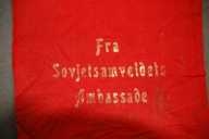 Rød sløyfe (to bånd) med påskrift: "Fra Sovjetsamveldets Ambassade"